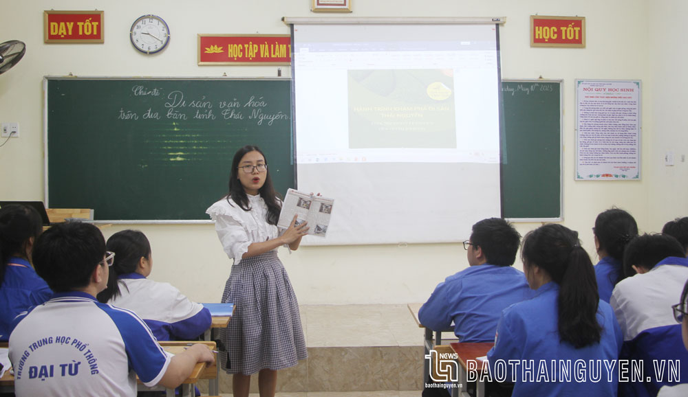 Cô giáo Dương Thị Kiều Anh, Trường THPT Đại Từ, giới thiệu đến học sinh những di sản văn hóa trên đia bàn tỉnh Thái Nguyên.
