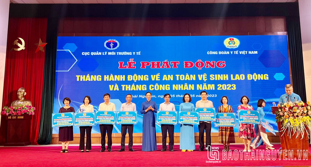 Trao hỗ trợ cho người lao động có hoàn cảnh khó khăn thuộc các khối thi đua của Công đoàn Y tế Việt Nam.