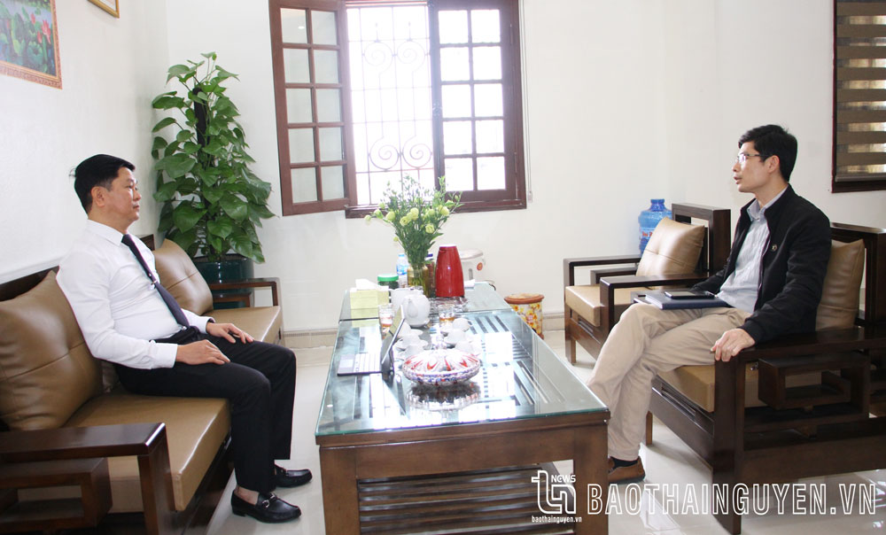 Phóng viên Báo Thái Nguyên trao đổi với lãnh đạo Toà án nhân dân tỉnh (bên trái) về vấn đề trẻ em bị xâm hại tình dục.