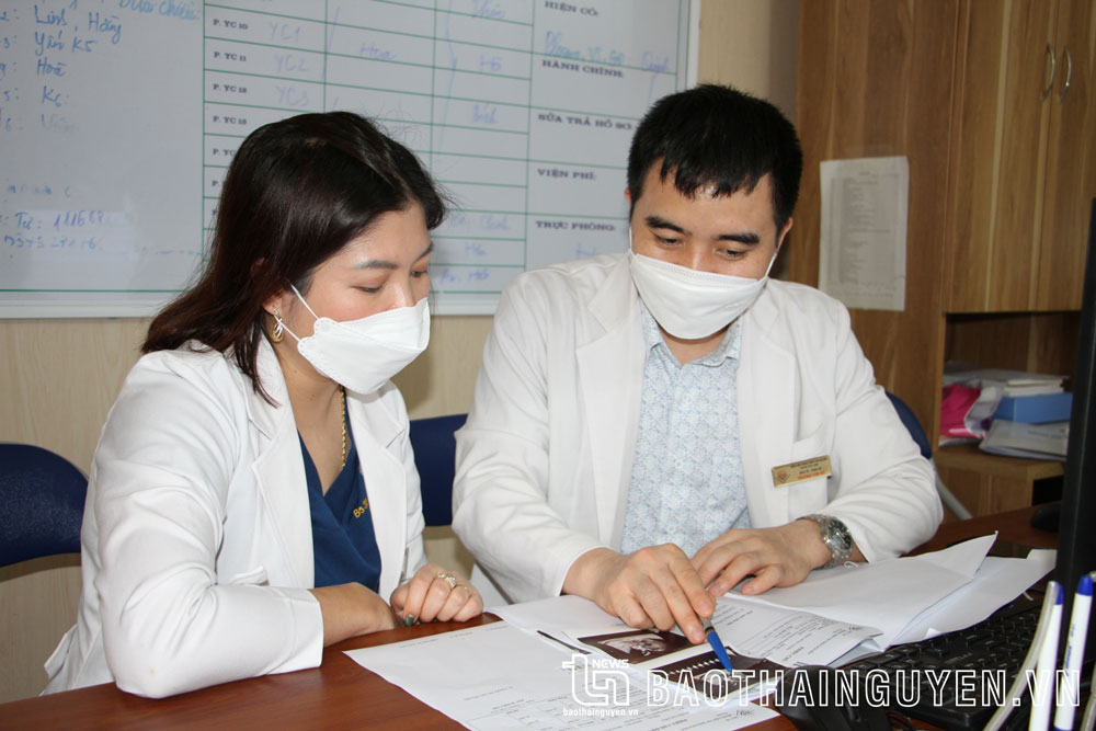 Bác sĩ Khoa Phụ sản Bệnh viện Trung ương Thái Nguyên trao đổi chuyên môn về sức khoẻ sinh sản vị thành niên.