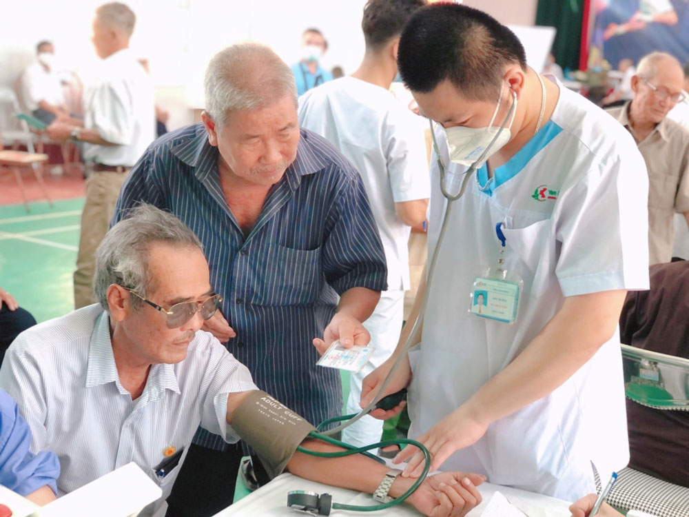 Y, bác sĩ Bệnh viện Quốc tế khám, chữa bệnh cho người cao tuổi phường Trung Thành (TP. Thái Nguyên).