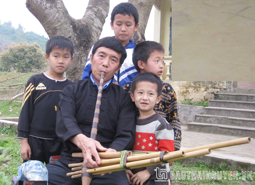 Nghệ nhân khèn Dương Văn Chơ, xóm Đồng Tâm, xã Động Đạt (Phú Lương), cùng trẻ em người Mông.