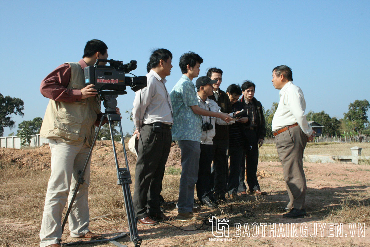 Đoàn công tác Báo Thái Nguyên làm phim “Hành trình theo Nhật ký Vũ Xuân” tác nghiệp tại nước bạn Lào.