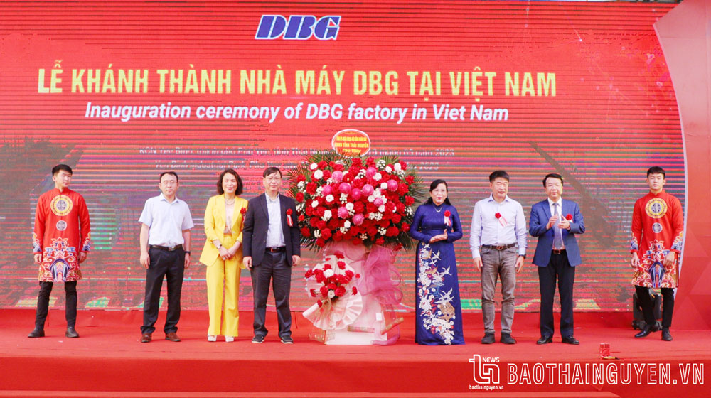 Các đồng chí lãnh đạo tỉnh chúc mừng Công ty TNHH DBG Technology Việt Nam.