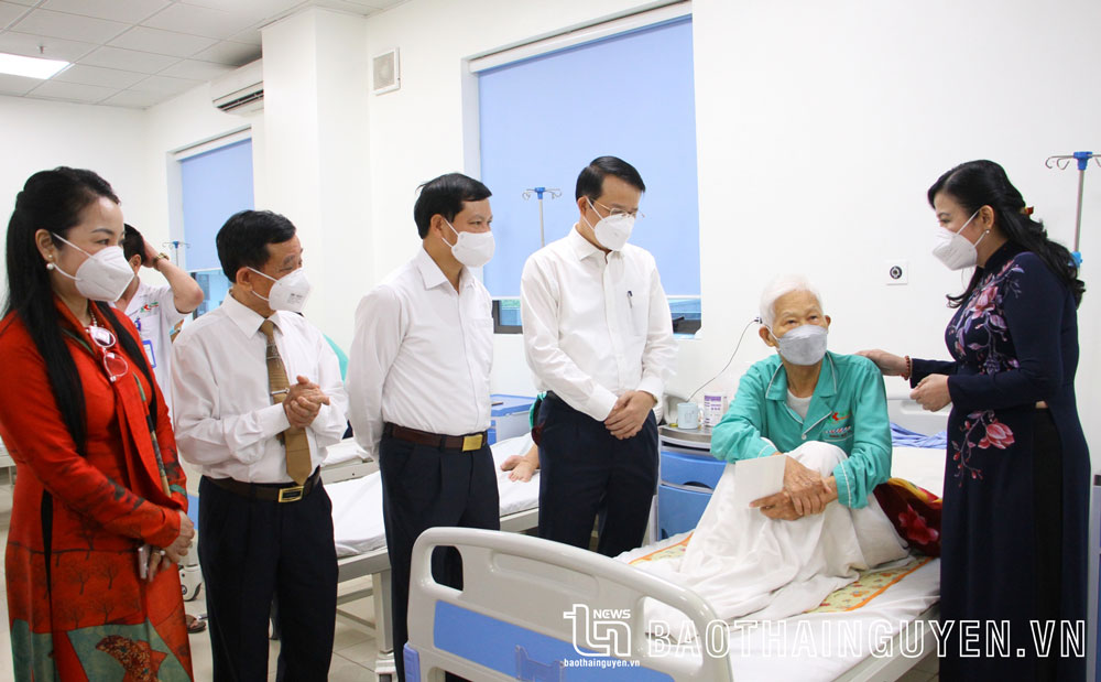 Đồng chí Bí thư Tỉnh uỷ động viên bệnh nhân đang điều trị tại Bệnh viện Quốc tế Thái Nguyên.
