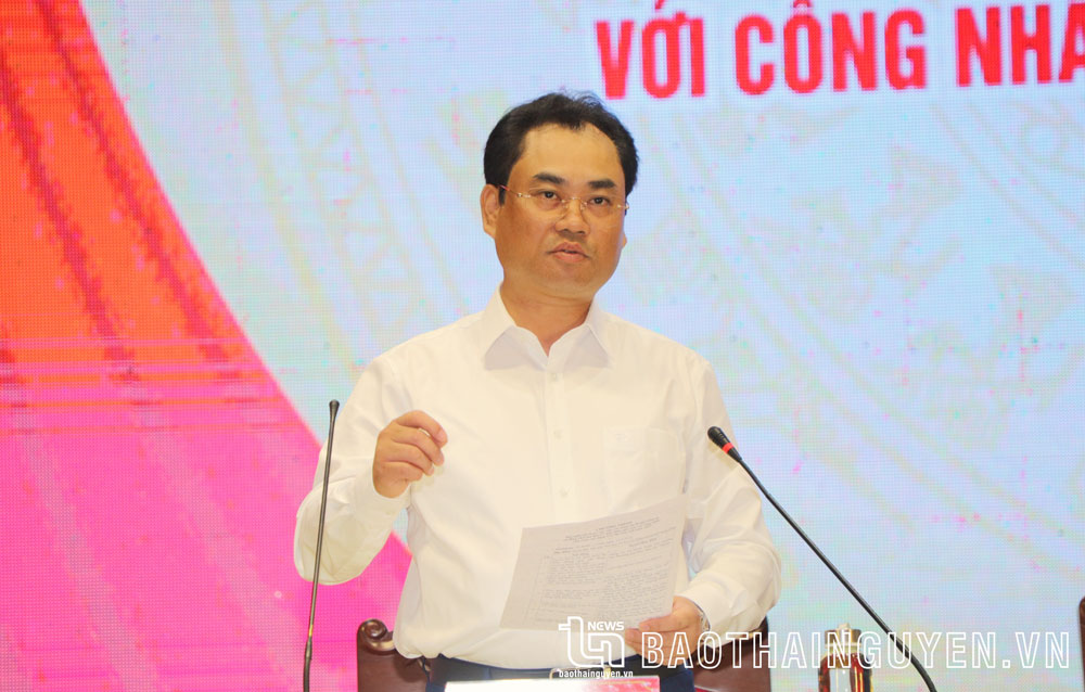 Đồng chí Chủ tịch UBND tỉnh Trịnh Việt Hùng phát biểu tại Hội nghị đối thoại.