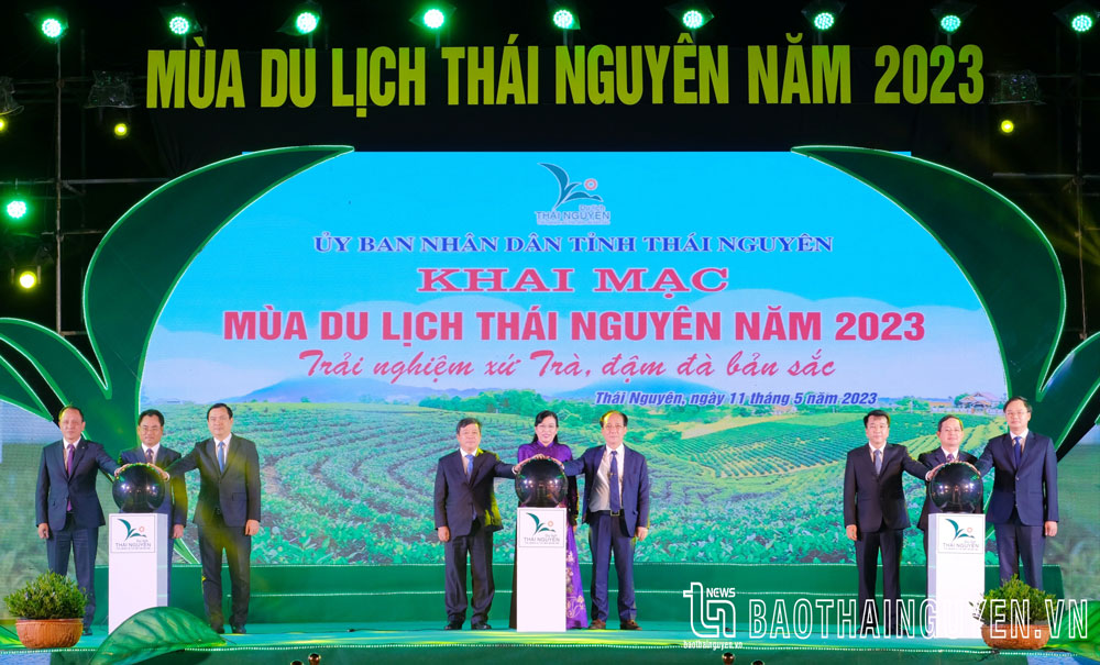 Các đại biểu bấm nút khai mạc Mùa du lịch Thái Nguyên năm 2023.
