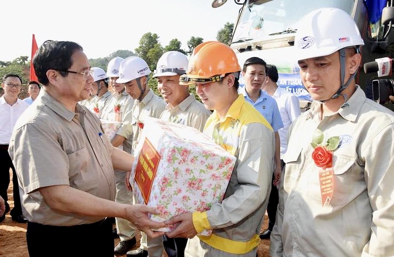 Thủ tướng Phạm Minh Chính tặng quà động viên các động viên đơn vị thi công trên công trường. 