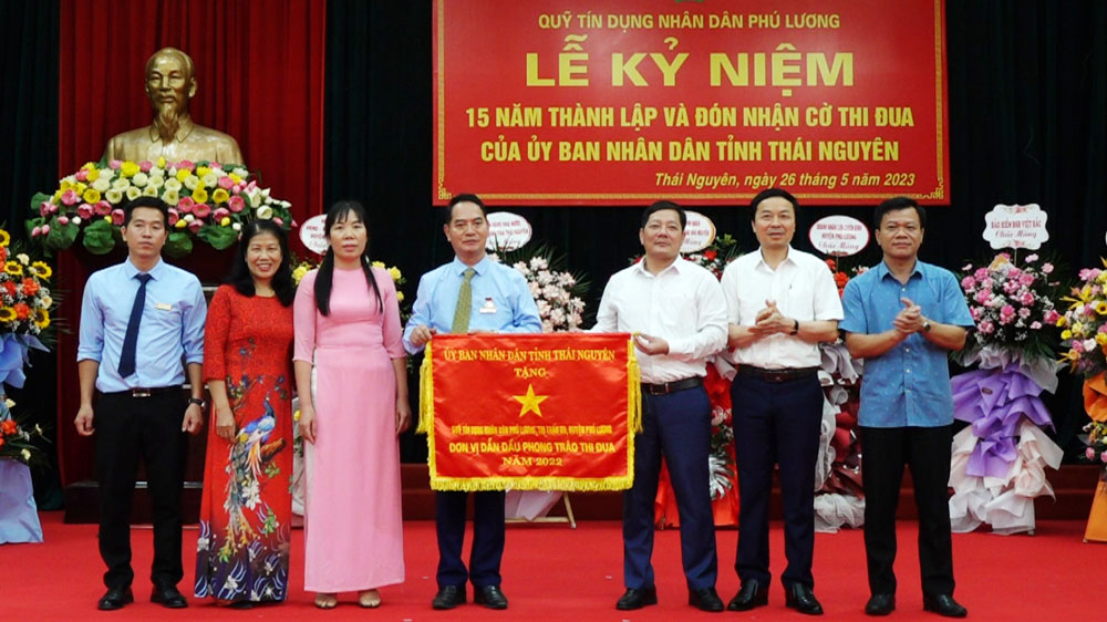 Liên minh HTX tỉnh Thái Nguyên, lãnh đạo huyện Phú Lương trao cờ thi đua của UBND tỉnh Thái Nguyên cho Quỹ tín dụng Nhân dân Phú Lương.