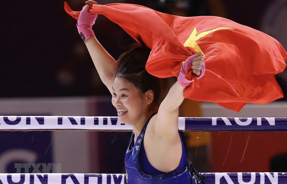 Bang Thi Mai achieved a knockout victory against a Cambodian fighter to bring the gold medal in Kun Khmer for the Vietnamese Delegation. Photo: TTXVN