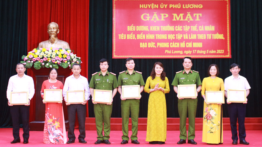 Lãnh đạo Ban Tuyên giáo Tỉnh ủy trao tạng Giấy khen cho các tập thể, cá nhân tiêu biểu về học tập và theo tư tưởng, đạo đức, phong cách Hồ Chí Minh của huyện Phú Lương.