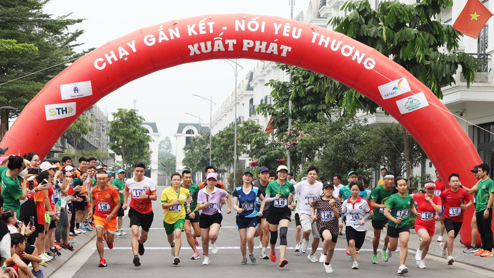 Các vận động viên tham gia Giải chạy quyên góp sách cho học sinh nghèo xã Yên Trạch (Phú Lương).