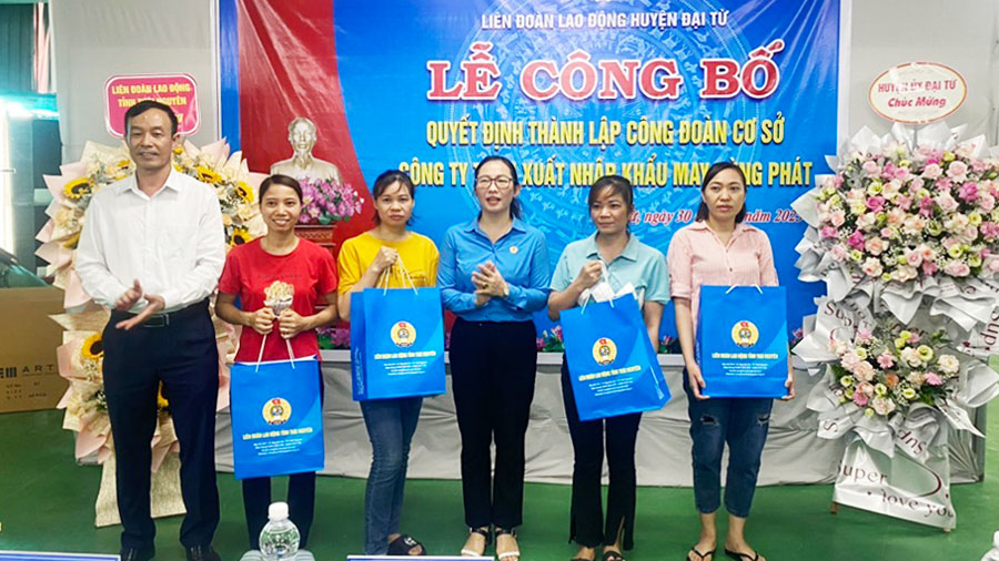 Đại diện LĐLĐ tỉnh trao quà tặng người lao động tại Công ty TNHH Xuất nhập khẩu may Hùng Phát.