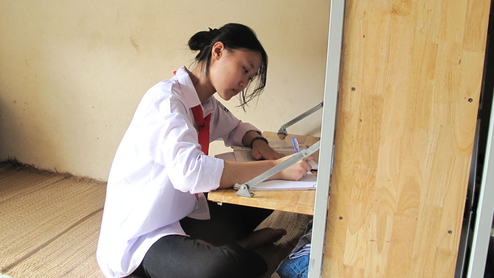 Giờ tự học tại ký túc xá của học sinh Trường PTDTNT THCS Phú Lương.
