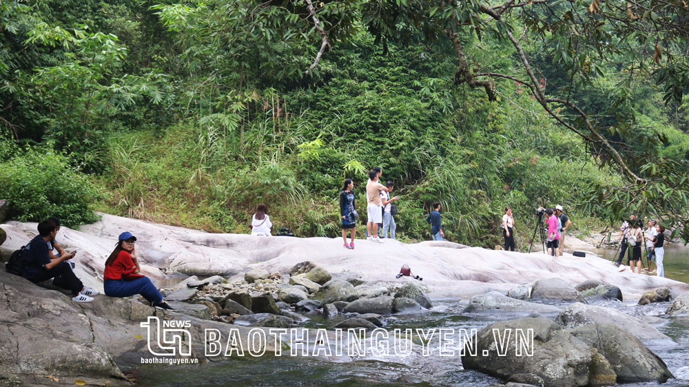 Suối Kẹm, xã La Bằng (Đại Từ), điểm đến gần gũi với môi trường thiên nhiên. Ảnh: N.C