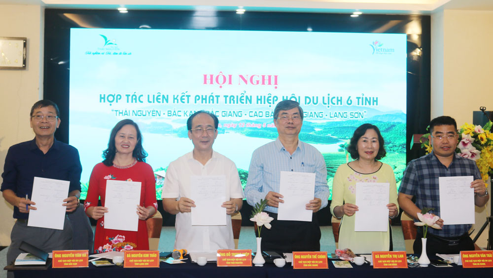 Đại diện Hiệp hội du lịch 6 tỉnh: Thái Nguyên, Cao Bằng, Bắc Kạn, Bắc Giang, Hà Giang, Lạng Sơn tham gia ký kết hợp tác phát triển du lịch cụm.