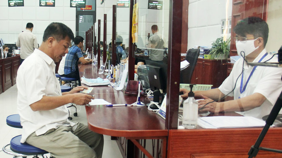 Người dân đến đăng ký giải quyết các TTHC tại Trung tâm Phục vụ hành chính công của tỉnh Thái Nguyên.