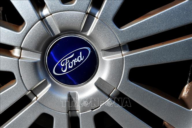 Biểu tượng nhà sản xuất xe ô tô Mỹ Ford trên một phương tiện ở Blanquefort, Pháp. Ảnh: AFP/TTXVN