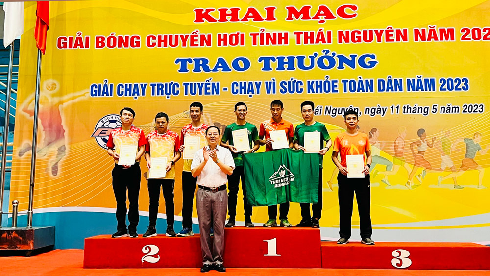 Lãnh đạo Sở Văn hóa, Thể thao và Du lịch trao giải cho các VĐV đoạt giải Nhất, Nhì, Ba, Đồng đội Nam giải chạy trực tuyến.