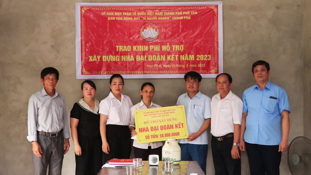 UBMTTQ TP Phổ Yên trao số tiền hỗ trợ 50 triệu đồng cho chị Nguyễn Thị Thúy.