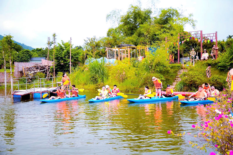 Các homestay nằm ven hồ Đồng Mô đều có dịch vụ chèo thuyền kayak.
