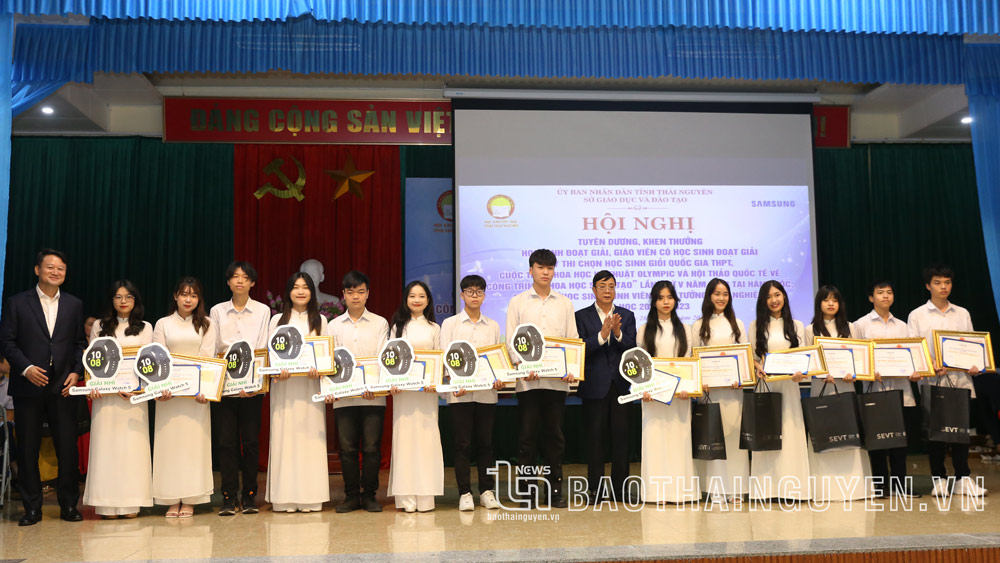 Đồng chí Đặng Xuân Trường, Phó Chủ tịch Thường trực UBND tỉnh trao Bằng khen cho học sinh đoạt giải Quốc gia.