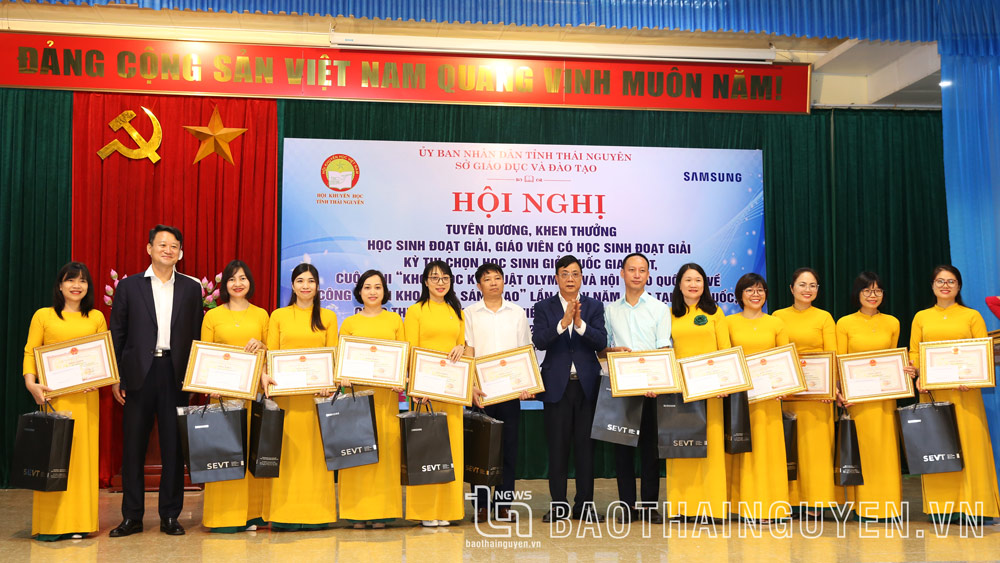 省委副省长邓春长和三星公司代表为在国家优秀学生竞赛中获奖的教师颁发奖状