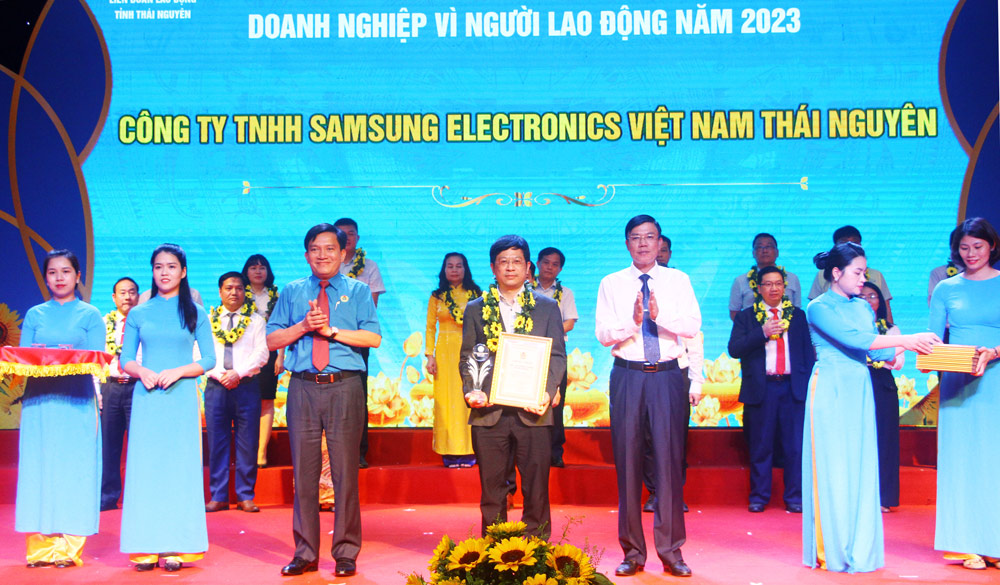Đồng chí Dương Văn Tiến và đại diện Tổng LĐLĐ Việt Nam tôn vinh các doanh nghiệp, đơn vị vì người lao động giai đoạn 2021-2023.