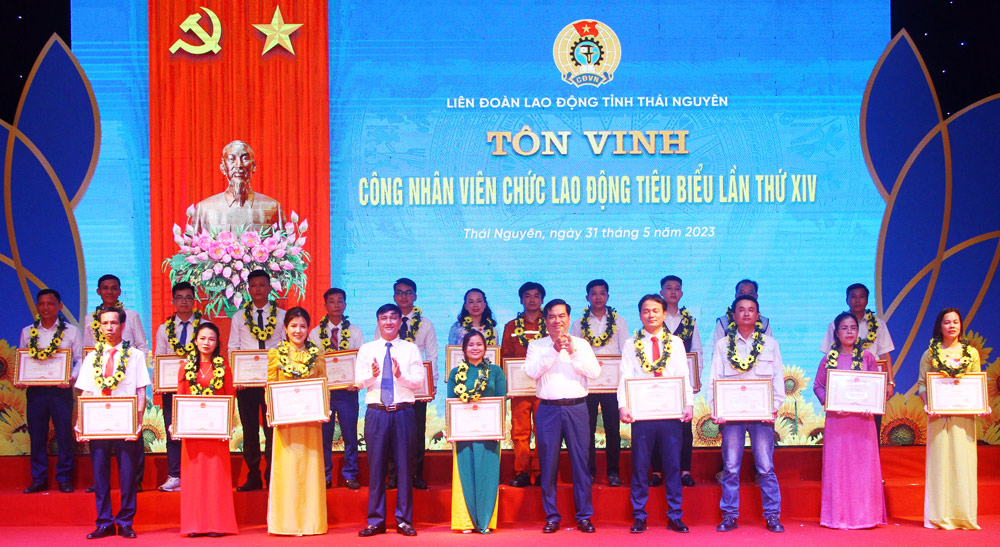 Đồng chí Vũ Duy Hoàng và đồng chí Lê Quang Tiến trao Bằng khen của Chủ tịch UBND tỉnh cho CNVCLĐ có thành tích xuất sắc trong phong trào “Lao động giỏi, lao động sáng tạo” năm 2022.