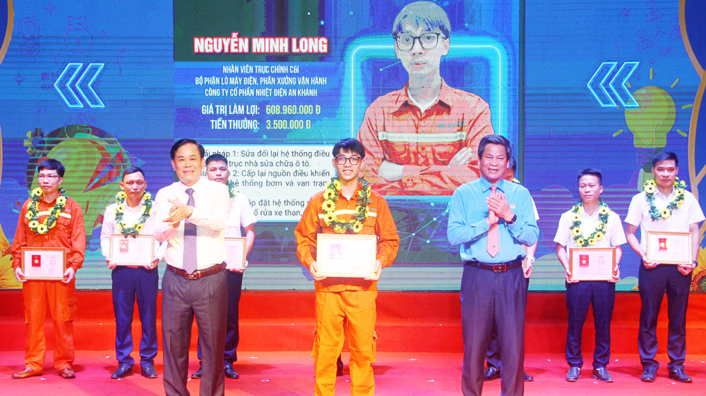 Đồng chí Huỳnh Thanh Xuân và đồng chí Hoàng Văn Hùng trao Bằng khen của Tổng LĐLĐ Việt Nam cho CNVCLĐ tiêu biểu trong lao động sáng tạo.