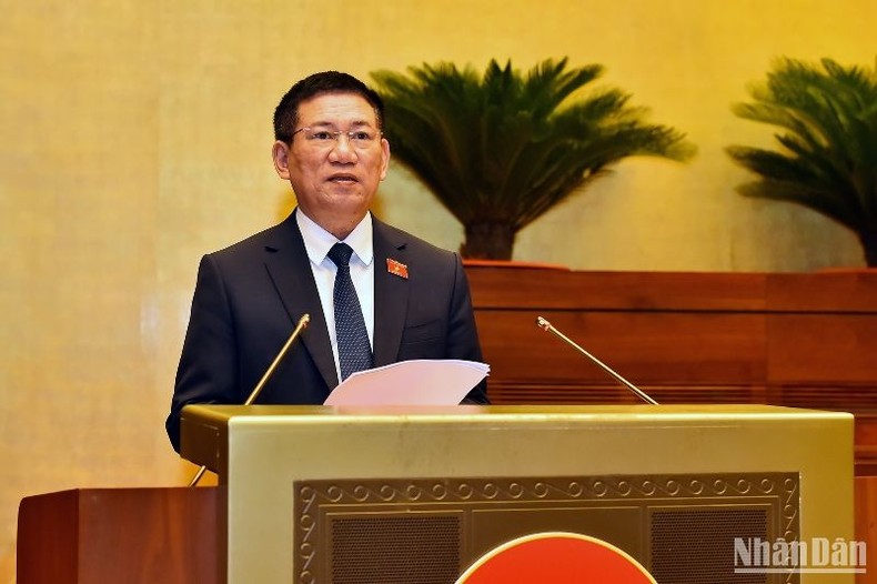 Bộ trưởng Tài chính Hồ Đức Phớc, thừa ủy quyền của Thủ tướng Chính phủ, trình bày Báo cáo quyết toán ngân sách Nhà nước năm 2021. 