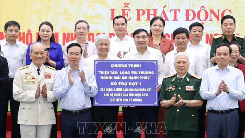 Chủ tịch nước Võ Văn Thưởng trao ủng hộ đợt 1 cho tỉnh Điện Biên. Ảnh: Thống Nhất/TTXVN