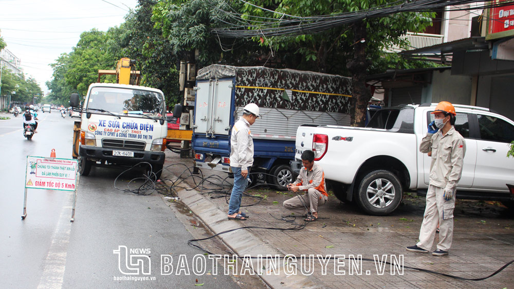 Cơ quan chuyên môn xử lý sự cố lưới điện, cáp quang tại phường Đồng Bẩm.