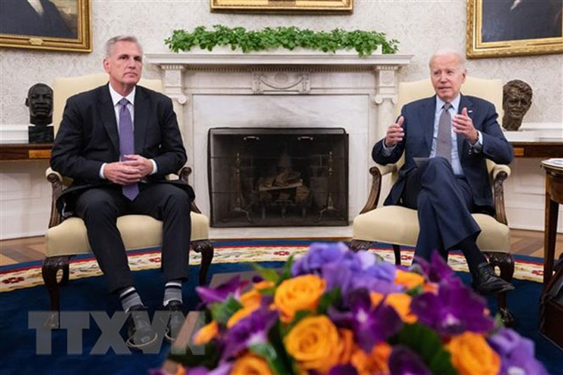 Tổng thống Mỹ Joe Biden (phải) và Chủ tịch Hạ viện McCarthy trong cuộc thảo luận về trần nợ công tại Nhà Trắng ngày 22/5/2023. (Ảnh: AFP/TTXVN)