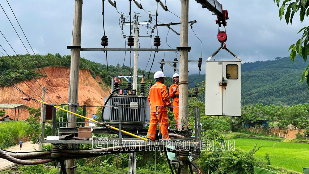 Công nhân Công ty Điện lực Thái Nguyên thực hiện hoán đổi tụ bù nhằm bảo đảm cung cấp điện ổn định, an toàn phục vụ khách hàng.