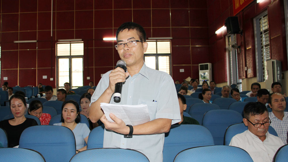 Đại diện tổ dân phố Lê Hồng Phong, thị trấn Đu ý kiến tại buổi tiếp xúc, đối thoại.
