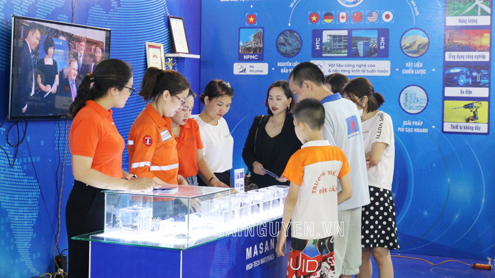Khu vực trưng bày sản phẩm của Masan High-Tech Materials thu hút sự quan tâm của đông đảo  khách tham quan.