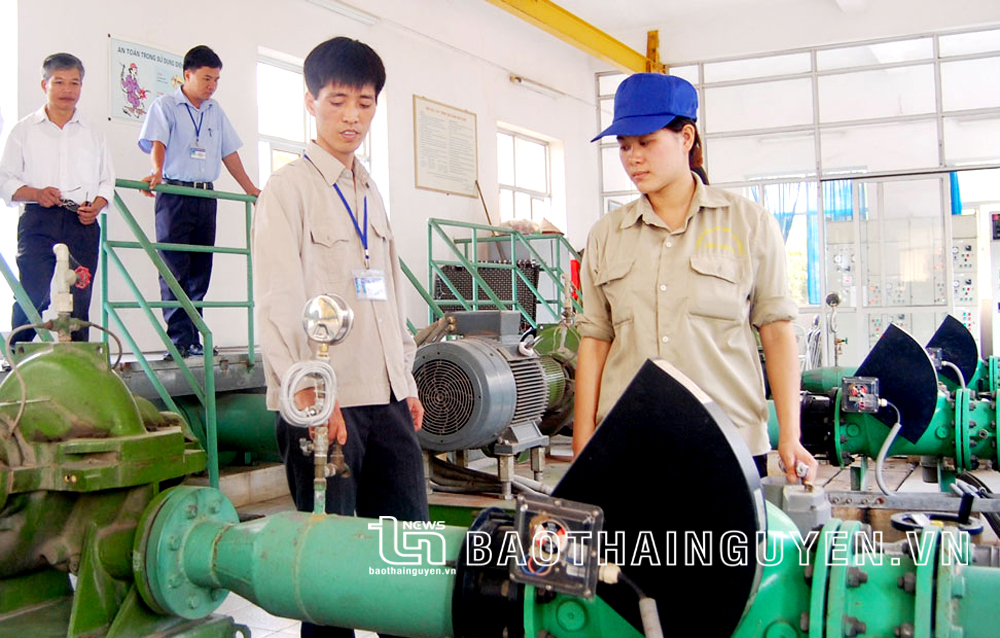 Cán bộ kỹ thuật của Công ty kiểm tra việc vận hành hệ thống bơm của nhà máy nước.