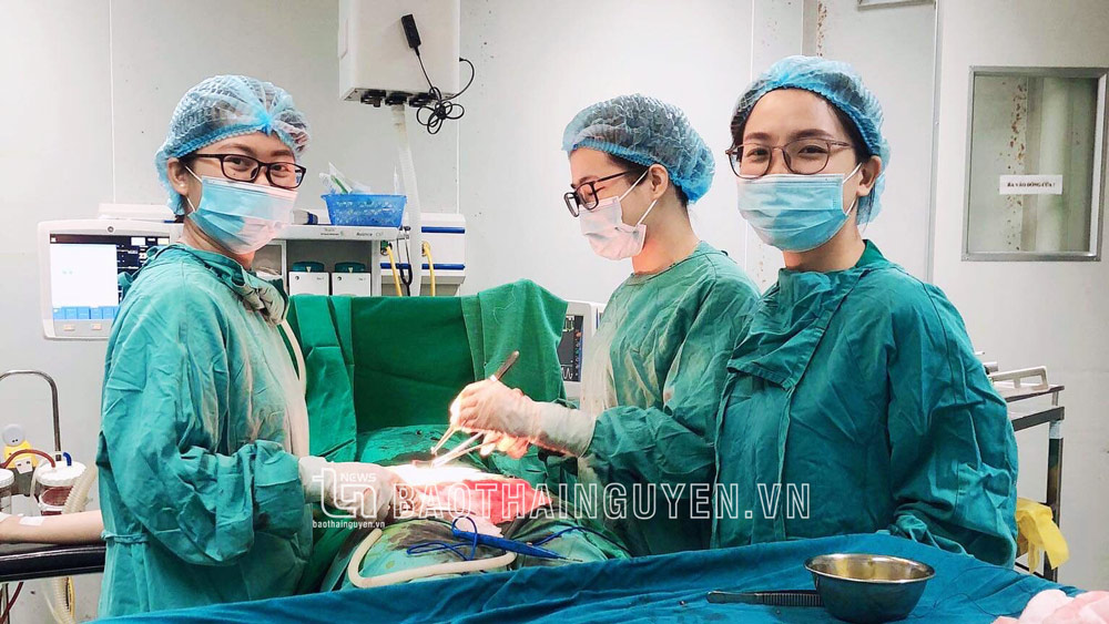 Các bác sĩ Khoa Phụ - Bệnh viện A thực hiện phẫu thuật bóc tách đa nhân xơ tử cung cho bệnh nhân.