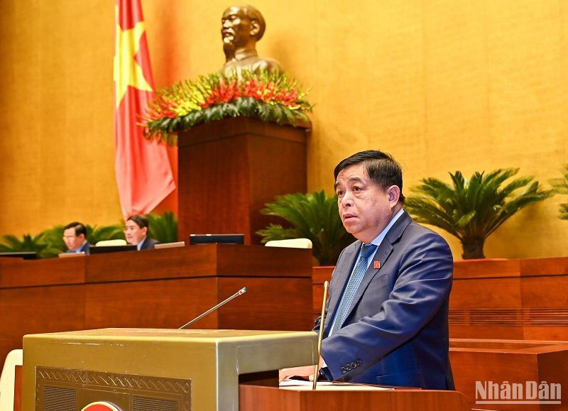 Bộ trưởng Kế hoạch và Đầu tư Nguyễn Chí Dũng trình bày dự thảo Nghị quyết tại phiên họp sáng 26/5. (Ảnh: DUY LINH)