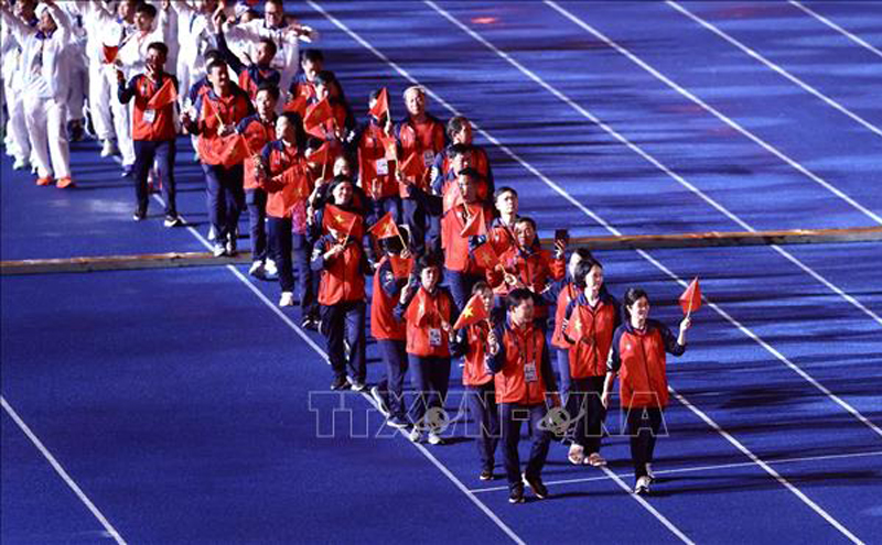 Đoàn Thể thao Việt Nam diễu hành trên sân vận động Morodok Techo trong Lễ bế mạc SEA Games 32. Ảnh: Hoàng Linh/TTXVN