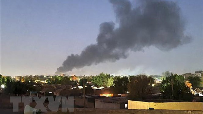 Khói bốc lên sau các cuộc giao tranh giữa quân đội Sudan và lực lượng bán quân sự RSF ở Khartoum, Sudan, ngày 6/5/2023. (Ảnh: AFP/TTXVN)
