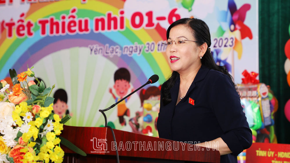 Đồng chí Bí Thư Tỉnh ủy Nguyễn Thanh Hải chúc mừng các cháu học sinh nhân dịp Quốc tế Thiếu nhi.