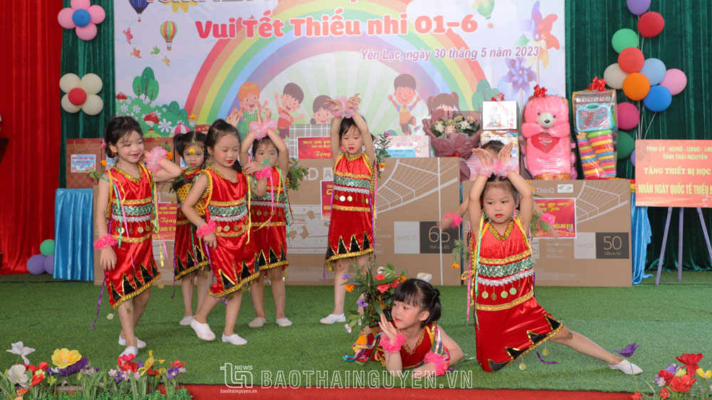 Các cháu học sinh Trường Mầm non Yên Lạc biểu diễn văn nghệ chào mừng Quốc tế Thiếu nhi 1-6.