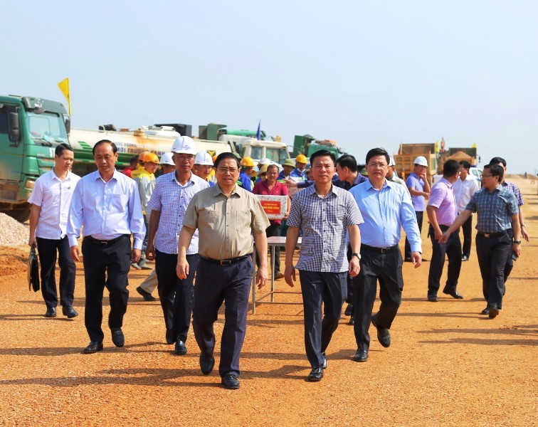 Thủ tướng Phạm Minh Chính cùng các thành viên đoàn công tác kiểm tra thi công đường bộ cao tốc bắc - nam, đoạn từ nút giao Đông Xuân đến Quốc lộ 45.