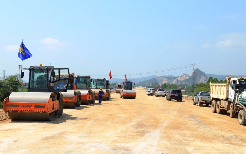 Xe máy thi công đường cao tốc bắc - nam, đoạn qua huyện Đông Sơn.