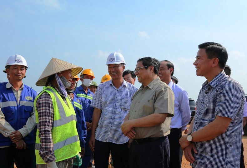 Thủ tướng thăm hỏi, động viên người lao động cùng các nhà thầu bảo đảm tiến độ, chất lượng thi công công trình.