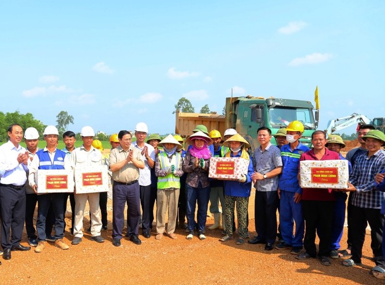 Thủ tướng trao tặng quà cho người lao động, cán bộ, kỹ sư thi công cao tốc bắc - nam, đoạn qua tỉnh Thanh Hóa.