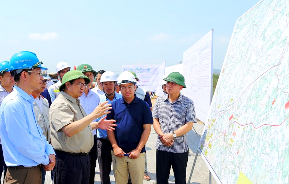 Thủ tướng trao đổi với chủ đầu tư, nhà thầu và tỉnh Thanh Hóa về phát huy hiệu quả giao thông kết nối.