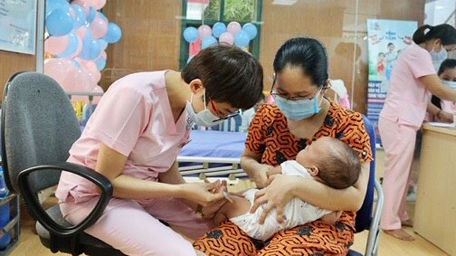 Cán bộ y tế Bệnh viện Trung ương Thái Nguyên tiêm vắc xin dịch vụ cho trẻ.
